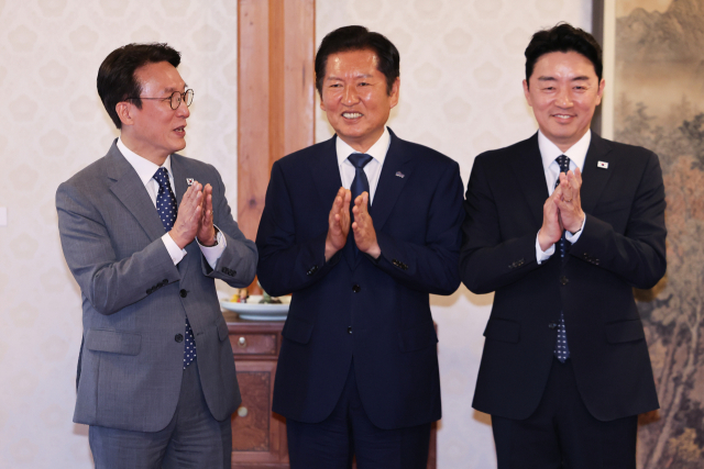 김민석 국무총리(왼쪽)가 10일 서울 종로구 삼청동 총리공관에서 열린 고위당정협의회에서 더불어민주당 정청래 대표(가운데), 강훈식 대통령 비서실장과 기념촬영을 하고 있다. 연합뉴스