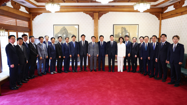 김민석 국무총리가 10일 서울 종로구 삼청동 총리공관에서 열린 고위당정협의회에서 더불어민주당 정청래 대표, 강훈식 대통령 비서실장 등 참석자들과 기념촬영을 하고 있다. 연합뉴스
