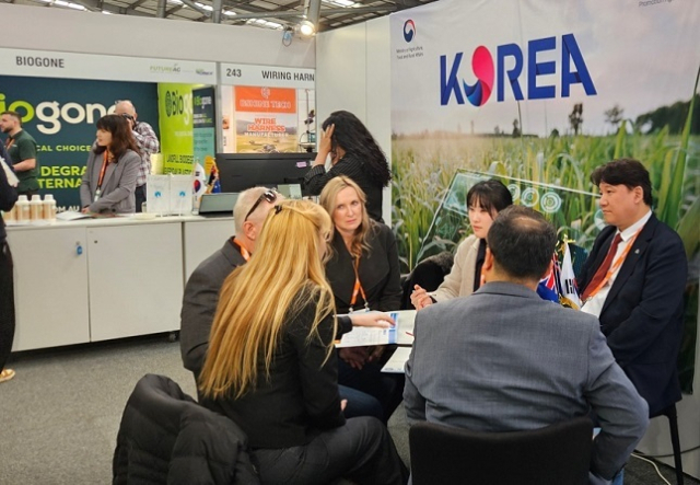 호주의 대표적인 농업전시회인 미래농업전시회(FutureAG Expo) 한국관에서 국내 스마트팜 기업과 호주 농업바이어간 수출상담을 진행하고 있다. 농식품부 제공