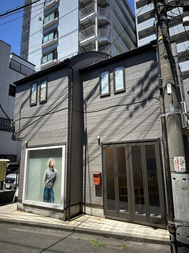 일본 요코하마시 코가네초 거리에 조성된 레지던시 작가 스튜디오 모습. 따닥따닥 붙은 2층짜리 건물의 1층은 작업실, 2층은 거주 공간인 경우가 많다. 요코하마(일본)=김은영 기자 key66@