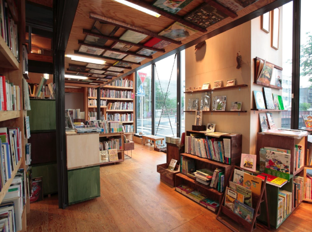 작가들 아트 상품이나 예술 관련 중고 서적을 판매하는 '코가네초 아트북 바자' 실내 전경. 코가네초 에리어 매니지먼트 센터 제공
