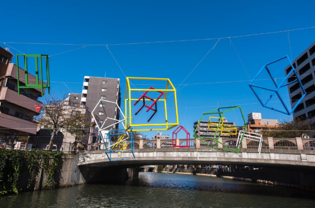 '마을'이라는 일상의 공간을 무대로 진행하는 국제 아트 페스티벌인 '코가네초 바자'에 전시된 중국 작가 푸윤의 작품. 코가네초 에리어 매니지먼트 센터 제공