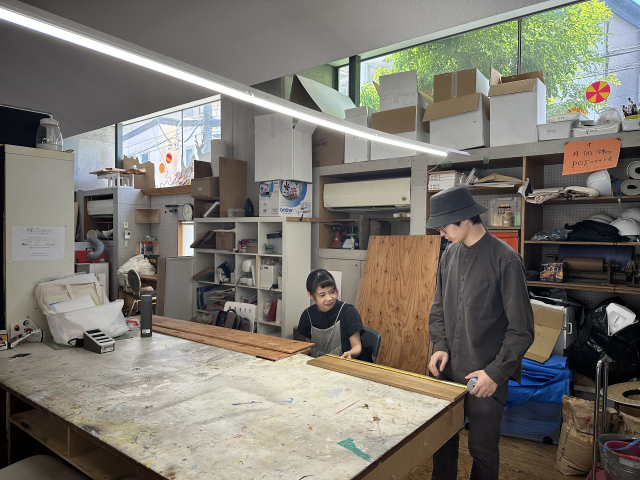 코가네초 예술센터 공동 작업장에서 만난 레지던시 작가들. 요코하마(일본)=김은영 기자 key66@