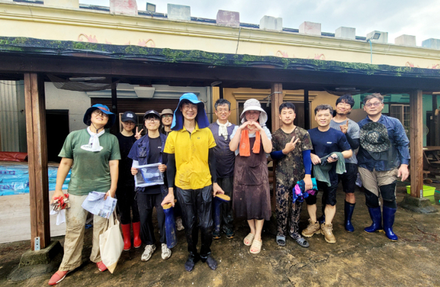 지난 8월 6일 경남 산청군 신안면 수해 현장에서 청소 등 복구 작업을 마친 자원봉사자들. 김재형 제공