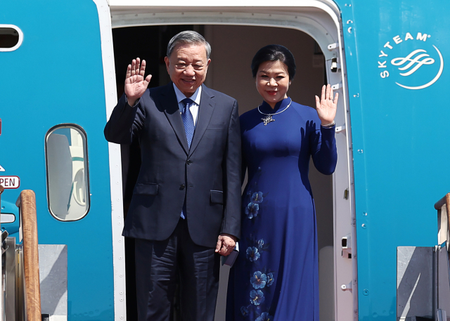 또 럼 베트남 당 서기장이 10일 서울공항에 도착, 비행기에서 내리며 손을 흔들고 있다. 이재명 대통령 초청으로 이날 한국을 찾는 럼 서기장은 13일까지 나흘간 국빈 방문하면서 11일 정상회담·국빈 만찬, 12일 한·베트남 비즈니스 포럼 참석, 13일 부산 방문 등 일정을 소화한다. 연합뉴스