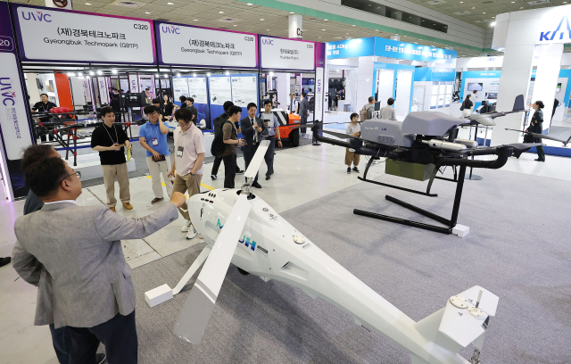 9일 서울 강남구 코엑스에서 열린 2025 무인이동체산업엑스포에서 관람객들이 LIG넥스원 홍보 부스를 찾아 주요 제품들을 살펴보고 있다. 연합뉴스