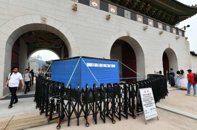 11일 서울 경복궁 광화문 석축 낙서 테러 현장이 천막으로 가려져 있다. 국가유산청은 이날 오전 광화문 석축에 낙서를 한 79세 남성을 현장에서 확인해 경찰에 인계했다. 연합뉴스