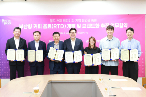 (왼쪽부터) 민승배 ㈜비지에프(BGF)리테일 대표이사, 정춘호 ㈜지에스(GS)리테일 부사장, 강래수 부산경남우유조합장, 박형준 부산시장, 2019 월드바리스타챔피언 전주연, 2021 월드컵테이스터스챔피언 추경하, 2022 월드컵테이스터스챔피언 문헌관.