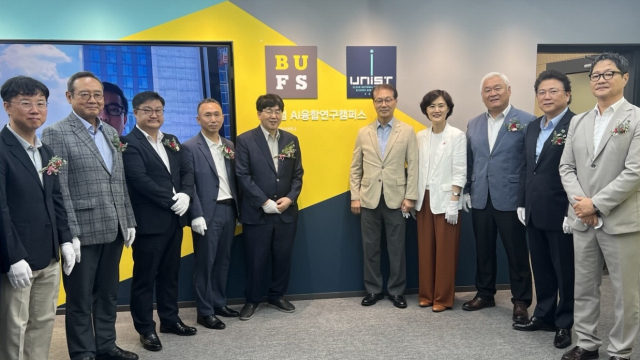 지난 5일 열린 부산 해운대구 부산외대 센텀 AI융합연구캠퍼스 개원식에서 부산외대 장순흥 총장(가운데에서 왼쪽)과 UNIST 박종래 총장(가운데에서 오른쪽) 등이 기념 사진을 찍고 있다. 부산외대 제공