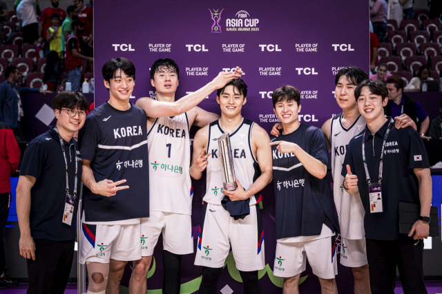 11일(한국 시간) 2025 FIBA 아시아컵 A조 조별리그에서 레바논을 상대로 28점을 따낸 한국 남자 농구 대표팀 유기준(왼쪽 세 번째)이 경기 최우수선수로 선정됐다. FIBA 홈페이지 캡처