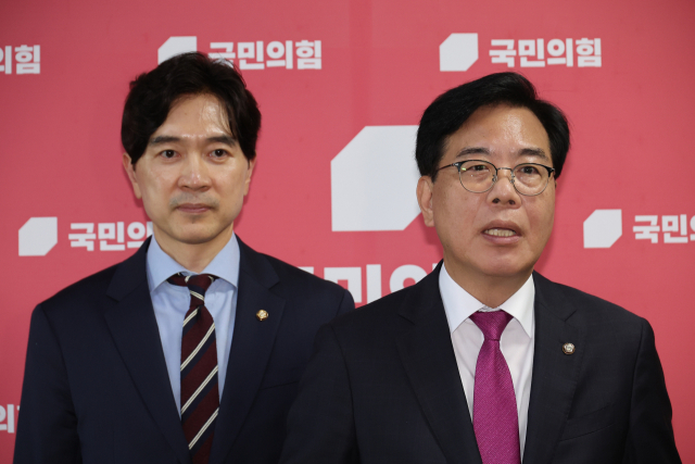 국민의힘 송언석 비상대책위원장 겸 원내대표가 11일 서울 여의도 국회에서 조국혁신당 조국 전 대표 등에 대한 광복절 특별사면 발표와 관련해 취재진 앞에서 발언하고 있다. 연합뉴스