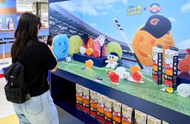 미국 청소용품 브랜드 ‘스크럽 대디’가 오는 22일까지 롯데백화점 부산본점에서 팝업스토어를 진행한다. 이번 부산 팝업스토어에서는 롯데자이언츠와 손잡고 마스코트·글러브·로고 모양의 수세미 특별 패키지를 선보였다. 스크럽 대디 코리아 제공