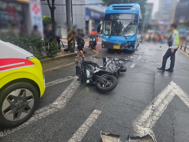 10일 부산 부산진구 부전동의 한 도로에서 시내버스가 횡단보도를 건너던 행인 2명과 오토바이를 잇따라 들이받아 2명이 숨지고 2명이 다쳤다. 부산진경찰서 제공