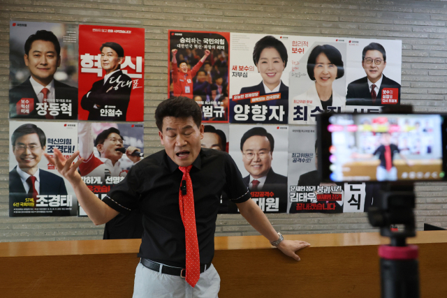 국민의힘 전당대회 방해 논란 당사자인 전한길 씨가 당 윤리위원회의 징계 절차가 시작된 11일 서울 여의도 당사를 찾아 징계의 부당함을 알리는 개인 유튜브 방송을 하고 있다. 연합뉴스