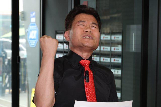 국민의힘 전당대회 방해 논란 당사자인 전한길 씨가 당 윤리위원회의 징계 절차가 시작된 11일 서울 여의도 당사에서 김근식 최고위원 후보에 대한 징계 요구서를 전달하기에 앞서 입장을 밝히고 있다. 연합뉴스