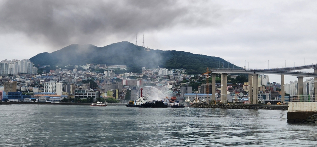 12일 부산해양경찰서에 따르면 이날 오전 6시 50분께 영도구 청학동 부산항대교 원형 분기점 아래 바다에 정박한 845t(톤) 선박에서 불이 나 약 40분 만에 꺼졌다. 부산해양경찰서 제공