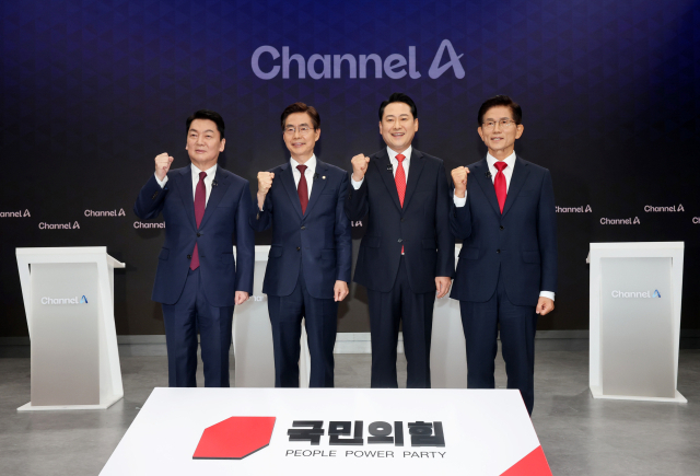 10일 서울 광화문 채널A스튜디오에서 국민의힘 8·22 전당대회 첫 방송토론회에 앞서 안철수(왼쪽부터), 조경태, 장동혁, 김문수 후보가 기념촬영을 하고 있다. 연합뉴스