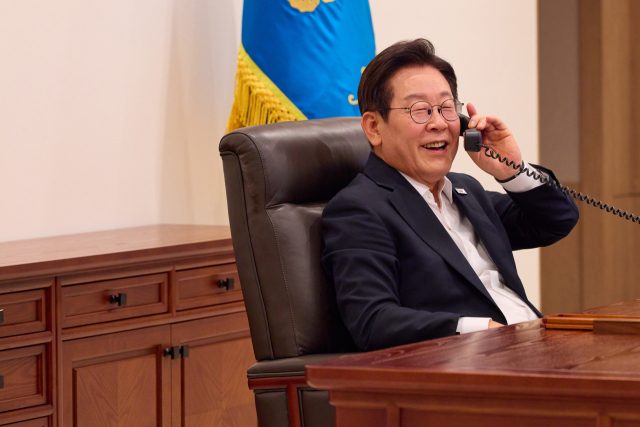 이재명 대통령이 11일 용산 대통령실에서 딕 스호프 네덜란드 총리와 통화하고 있다. 연합뉴스