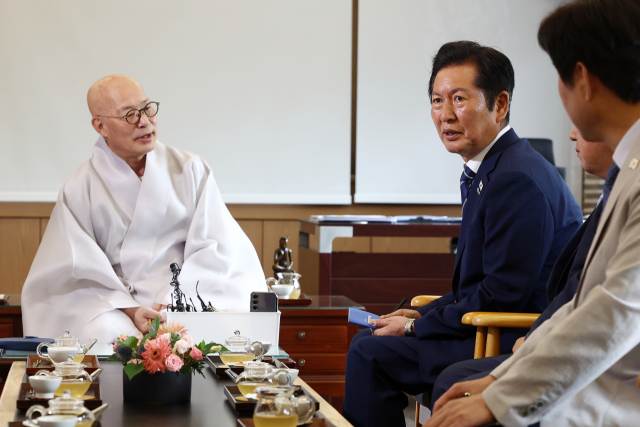 더불어민주당 정청래 대표가 11일 서울 조계사에서 조계종 총무원장 진우스님을 예방, 환담을 나누고 있다. 연합뉴스