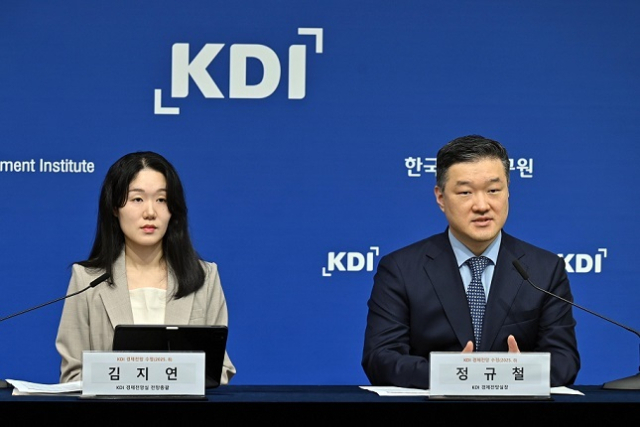 정규철 KDI 경제전망실장(오른쪽)과 김지연 KDI 경제전망실 전망총괄이 올해 수정 경제전망을 발표하고 있다. KDI 제공