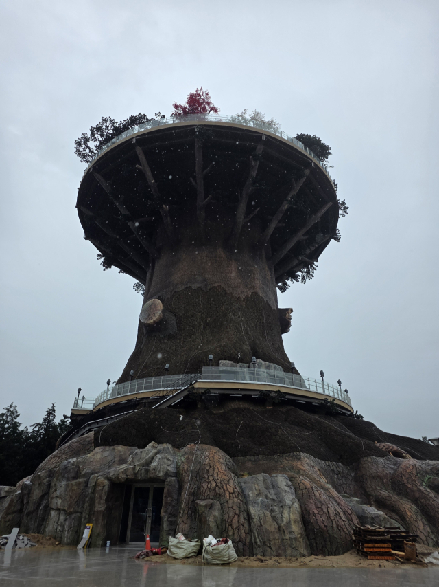 12일 경남 창원시 성산구 대상공원 내 흉물 지적을 받는 빅트리 시설 전경. 강대한 기자