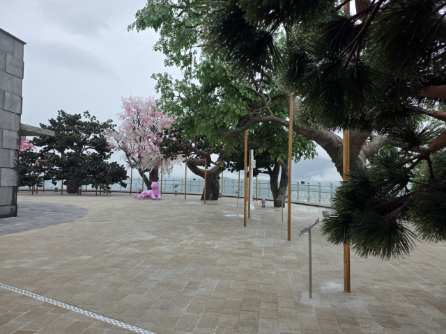 12일 경남 창원시 성산구 대상공원 내 흉물 지적을 받는 빅트리 상부에 인공나무가 설치돼 있다. 강대한 기자