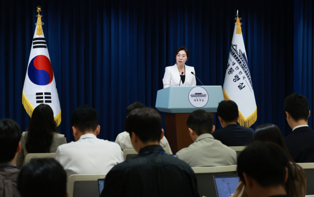 강유정 대통령실 대변인이 12일 서울 용산 대통령실 청사에서 한미 정상회담 개최 관련 브리핑을 하고 있다. 연합뉴스