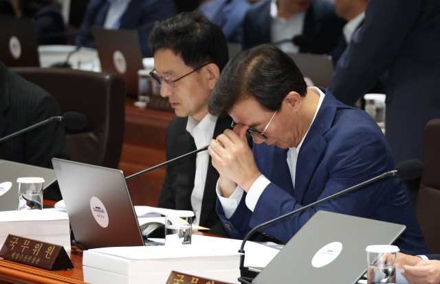 전재수 해양수산부 장관과 윤창렬 국무조정실장이 12일 서울 용산 대통령실에서 열린 국무회의에 참석해 있다. 연합뉴스