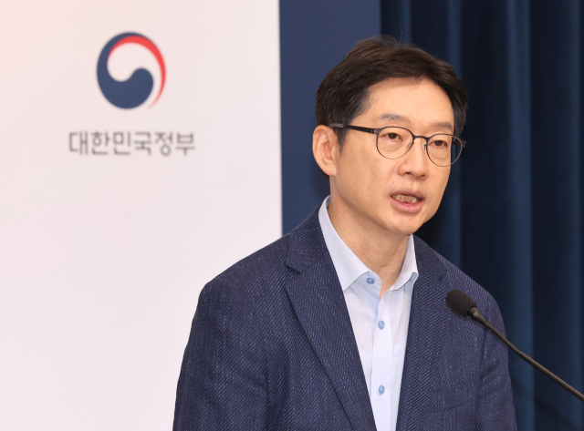 김경수 지방시대위원장이 5일 정부세종청사 민원동 공용브리핑실에서 열린 국정기획위원회 박수현 국가균형성장특별위원회 위원장의 기자회견에 배석해 기자들 질문에 답하고 있다. 연합뉴스