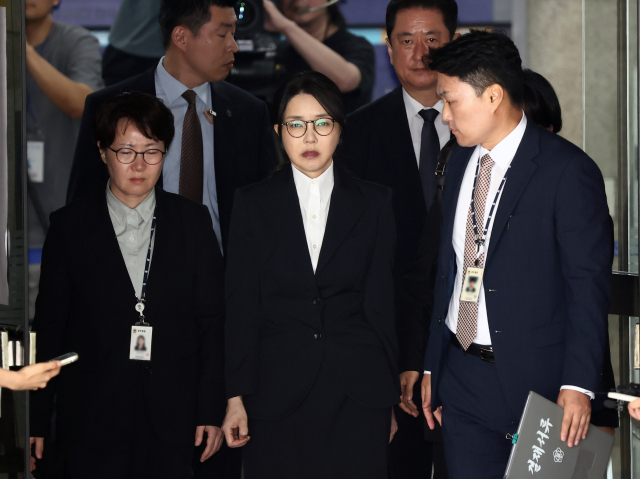 윤석열 전 대통령 부인 김건희 여사가 12일 구속 전 피의자 심문(영장실질심사)을 마친 뒤 서울 서초구 서울중앙지법을 나서고 있다. 연합뉴스