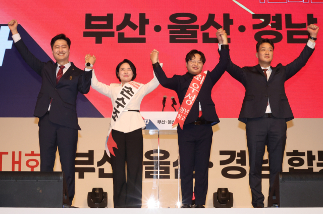 우재준(왼쪽부터), 최우성, 손수조, 박홍준 국민의힘 청년 최고위원 후보가 지난 12일 오후 부산 해운대구 벡스코 오디토리움에서 열린 국민의힘 제6차 전당대회 부산·울산·경남 합동연설회에서 인사하고 있다.. 김종진 기자 kjj1761@