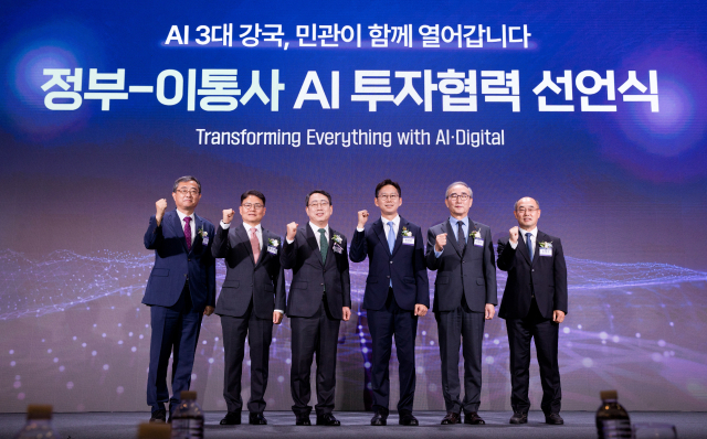 배경훈 과학기술정보통신부 장관이 12일 오후 서울 중구 웨스틴조선호텔에서 열린 '정부-이통사 AI 투자협력 선언식'에서 기념촬영을 하고 있다. 왼쪽부터 유지상 KIF투자조합 투자운영위원장, 이철훈 LGU+ 부사장, 유영상 SK텔레콤 대표, 배경훈 장관, 김영섭 KT 대표, 송재성 한국통신사업자연합회 상근부회장. 과기정통부 제공