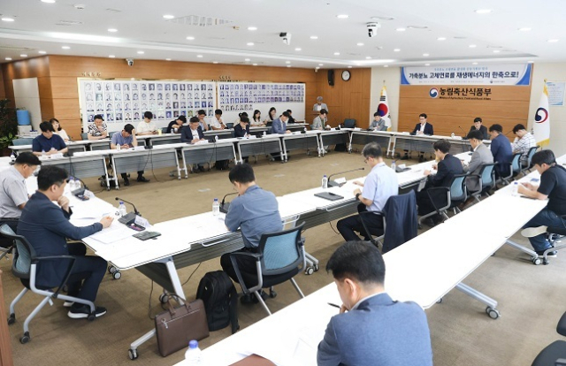 농림축산식품부와 환경부, 산업부는 지자체발전사연구기관 등 총 18개 기관이 참여하는 ‘가축분뇨 고체연료 활성화 공동기획단’이 8월 12일 공식 출범시켰다. 사진은 이날 열린 킥오프 회의. 농식품부 제공