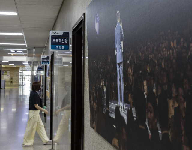 조국 전 조국혁신당 대표가 사면·복권되면서 내년 지방선거 구도를 뒤흔들 변수로 떠오르고 있다. 사진은 국회 내 조국혁신당 사무실 앞에 걸린 조국 전 대표 사진의 모습. 연합뉴스