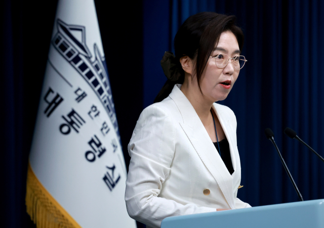 강유정 대통령실 대변인이 12일 서울 용산 대통령실 청사에서 한미 정상회담 개최 관련 브리핑을 하고 있다. 연합뉴스