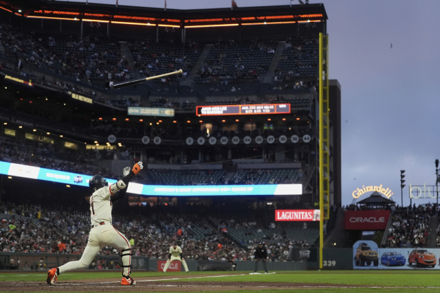 샌프란시스코 자이언츠 이정후가 12일 샌디에이고 파드리스와 홈 경기에서 상대 투수 다루빗슈를 상대로 타격하고 있다. AP연합뉴스