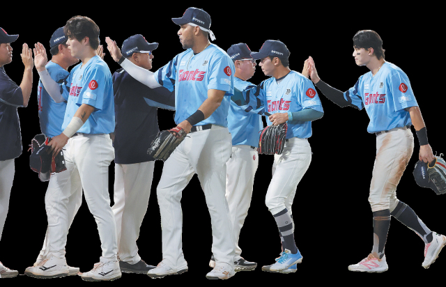 롯데 자이언츠 선수들이 지난달 29일 부산 사직야구장에서 열린 NC 다이노스와의 경기에서 6연승을 달린 뒤 기쁨을 나누고 있다. 연합뉴스