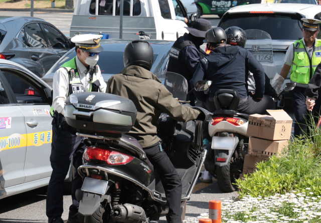 부산시자치경찰위원회와 부산경찰청은 지난 4월 부산진구 서면교차로에서 교통안전공단 등과 이륜차 합동 단속을 벌였다. 정대현 기자 jhyun@