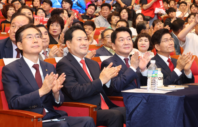 국민의힘 제6차 전당대회 부산·울산·경남 합동연설회가 열린 12일 부산 해운대구 벡스코 오디토리움에서 조경태(왼쪽부터), 장동혁, 안철수, 김문수 국민의힘 당대표 후보가 행사 진행을 지켜보고 있다. 김종진 기자 kjj1761@