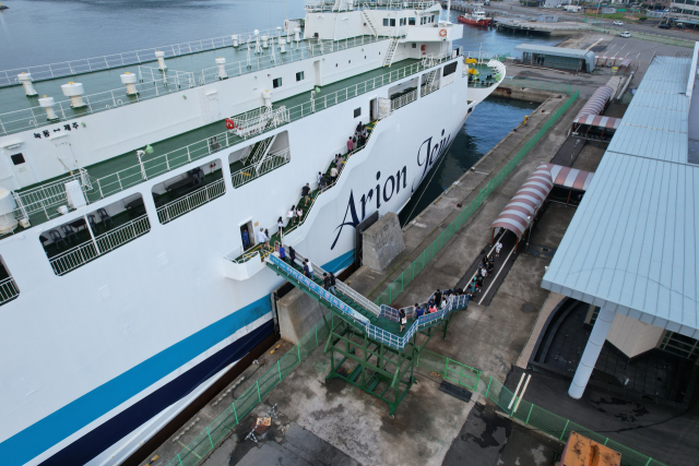 지난 7일 전남 고흥 녹동신항연안여객선터미널에서 여객선 이용객들이 ‘아리온제주(녹동~제주)’에 승선 중인 모습. KOMSA 제공