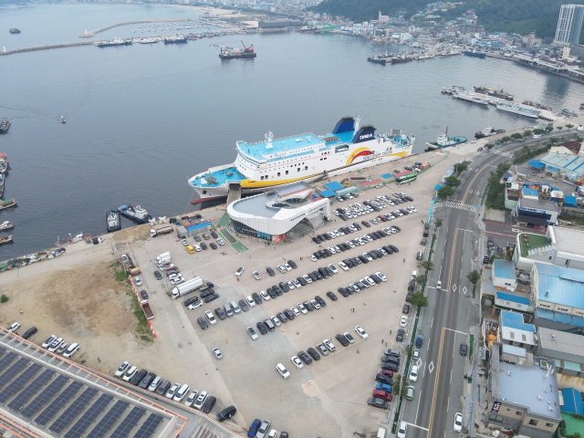 올해 하계 휴가철 특별교통기간인 지난 7일, 한국해양교통안전공단(KOMSA) 포항운항관리센터가 자체 네이버 밴드에서 제공한 후포항연안여객선터미널 차량 혼잡도의 드론 촬영 사진. KOMSA 제공