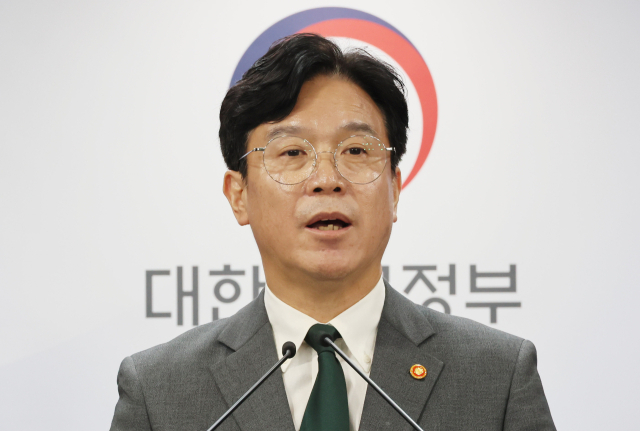 김영훈 고용노동부 장관이 7월 29일 서울 종로구 정부서울청사에서 노동조합 및 노동관계조정법 개정안(노란봉투법) 관련 브리핑에 참석하고 있다. 연합뉴스