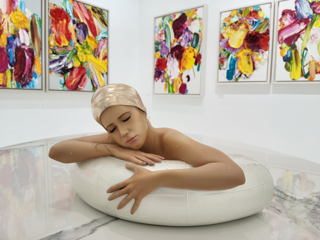 캐롤 퓨어맨의 ‘미니 세레나’(앞 조각)와 조헨 샴벡의 'Lay Out'와 'Dedication' 설치 모습. 갤러리하스 제공