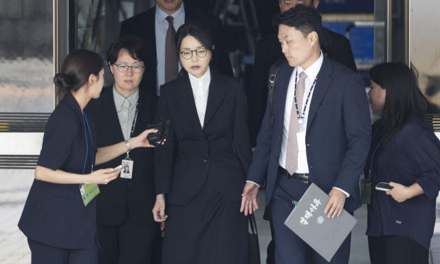 윤석열 전 대통령 부인 김건희 여사가 지난 12일 구속 전 피의자 심문(영장실질심사)을 마친 뒤 서울 서초구 서울중앙지법을 나서고 있다. 연합뉴스