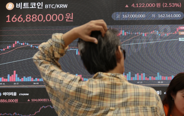 국내 가상자산거래소 기준 비트코인 가격이 사상 최고가를 기록한 지난 11일 서울 서초구 빗썸라운지 강남 본점 현황판에 비트코인 시세가 표시되고 있다. 연합뉴스