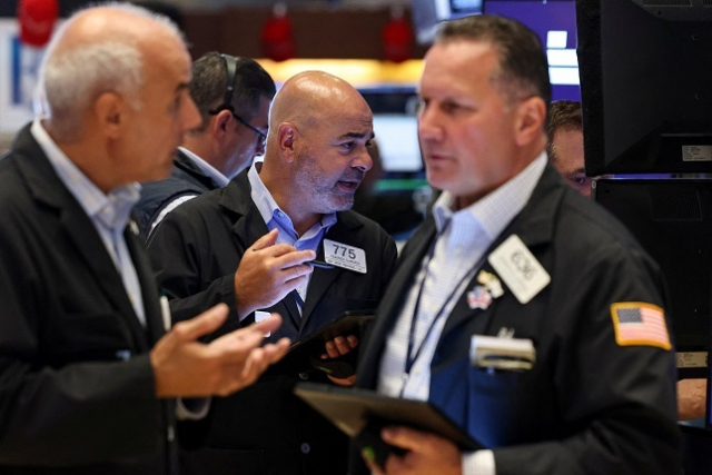 미국의 관세 인상으로 현지 물가가 많이 오를 것이라는 전망이 나왔으나 7월 소비자물가는 전월 수준에 머물렀다. 사진은 이날 뉴욕증권거래소의 트레이더들 모습. 연합뉴스