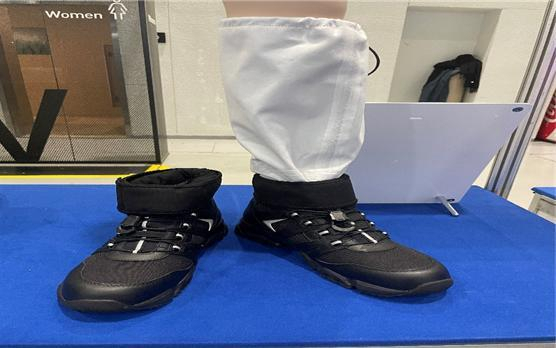 ‘2025년 상반기 해양수산 신기술’ 인증을 받은 ‘이종 원단 접합을 통한 방수 작전화’. 해수부 제공