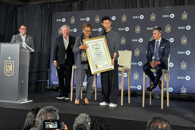 6일(현지시간) 미국 로스앤젤레스(LA) BMO 스타디움에서 열린 손흥민 LAFC 입단 기자회견에서 캐런 배스 LA 시장이 손흥민에게 감사장을 전달하고 있다. 연합뉴스