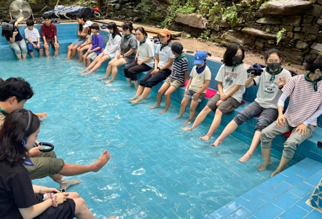 통영교육지원청은 교육복지안전망 사업으로 11일부터 13일까지 고성 오두산 치유숲에서 초·중학생 가족 대상 ‘우리 함께 숲마실’을 진행했다. 통영교육지원청 제공