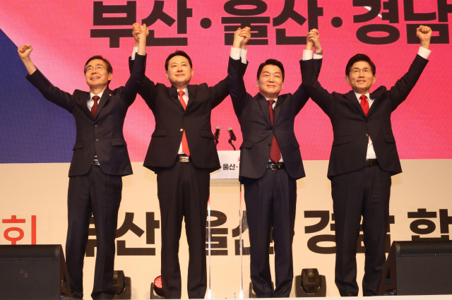 국민의힘 제6차 전당대회 부산·울산·경남 합동연설회가 열린 12일 부산 해운대구 벡스코 오디토리움에서 조경태(왼쪽부터), 장동혁, 안철수, 김문수 국민의힘 당 대표 후보가 무대에 올라 당원들에게 인사하고 있다. 김종진 기자 kjj1761@